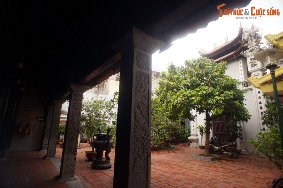 Năm 1258, khi quân Nguyên Mông xâm lược Đại Việt lần thứ nhất, Trần Thủ Độ đã 64 tuổi nhưng vẫn cầm quân đánh giặc cùng lời nói lưu danh thiên cổ “Đầu thần chưa rơi xuống đất, xin bệ hạ đừng lo!”. Sau đó, chỉ trong 10 ngày quân dân nhà Trần phản công đánh tan giặc Mông Cổ.