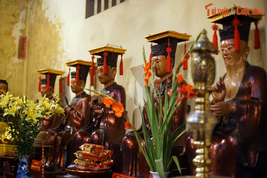 Ngoài tượng Thái sư Trần Thủ Độ và phu nhân, trong chùa Cầu Đông còn có gần 60 pho tượng khác, trong đó nhiều tượng có giá trị lớn về lịch sử và mỹ thuật. Cách bài trí tượng ở chùa giống như nhiều chùa cổ khác ở miền Bắc.