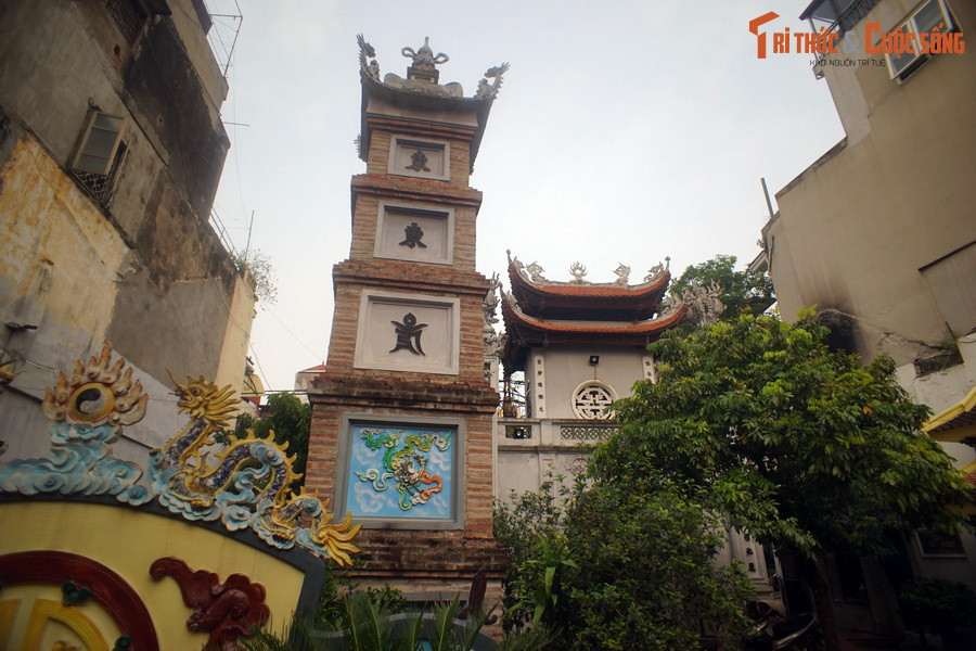 Nhân cơ hội nhà Lý suy yếu, ông đã sắp đặt cho Lý Chiêu Hoàng nhường ngôi cho cháu họ của ông là Trần Cảnh (tức Trần Thái Tông), lập nên vương triều Trần. Ông làm Thái sư giúp vua còn nhỏ tuổi, nắm mọi quyền lực ở triều đình kiêm coi trấn phủ Thanh Hóa.