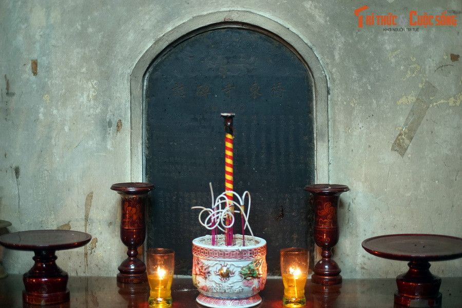 Hiện tại, không còn ai biết về nguồn gốc của hai pho tượng này, kể cả sư trụ trì. Chùa cũng không còn lưu giữ bất kỳ thư tịch cổ nào nói về xuất xứ của hai tác phẩm điêu khắc cổ.