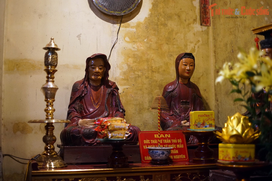 Nét đặc biệt nhất của ngôi chùa này là ở chính điện có kệ thờ Thái sư Trần Thủ Độ - vị khai quốc công thần hàng đầu của nhà Trần, và phu nhân là Linh từ Mẫu quốc Trần Thị Dung.