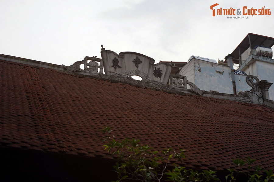 Vào thuở sơ khai, chùa Cầu Đông có tên là Đông Môn Tự. Do chùa nằm gần cầu Đông – một cây cầu đá cổ bắc qua đoạn sông Tô Lịch chảy qua phố Hàng Đường xưa – nên người dân quen gọi là chùa Cầu Đông, theo thời gian trở thành tên chính thức.