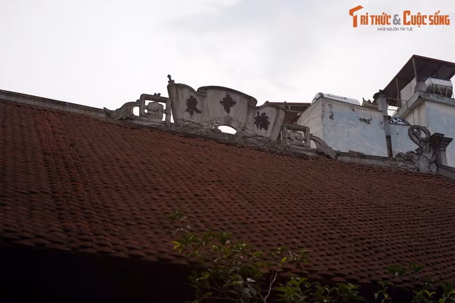 Vào thuở sơ khai, chùa Cầu Đông có tên là Đông Môn Tự. Do chùa nằm gần cầu Đông – một cây cầu đá cổ bắc qua đoạn sông Tô Lịch chảy qua phố Hàng Đường xưa – nên người dân quen gọi là chùa Cầu Đông, theo thời gian trở thành tên chính thức.