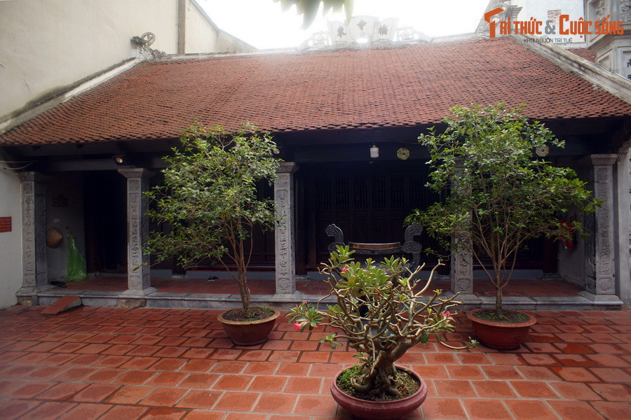 Tượng Thái sư Trần Thủ Độ và phu nhân có thể đã được các con cháu họ Trần ở khu phố cổ Hà Nội cung tiến trong một đợt trùng tu nào đó, hoặc được đưa vào thờ ở chùa sau chiến thắng lẫy lừng của nhà Trần trước quân xâm lược Nguyên Mông.