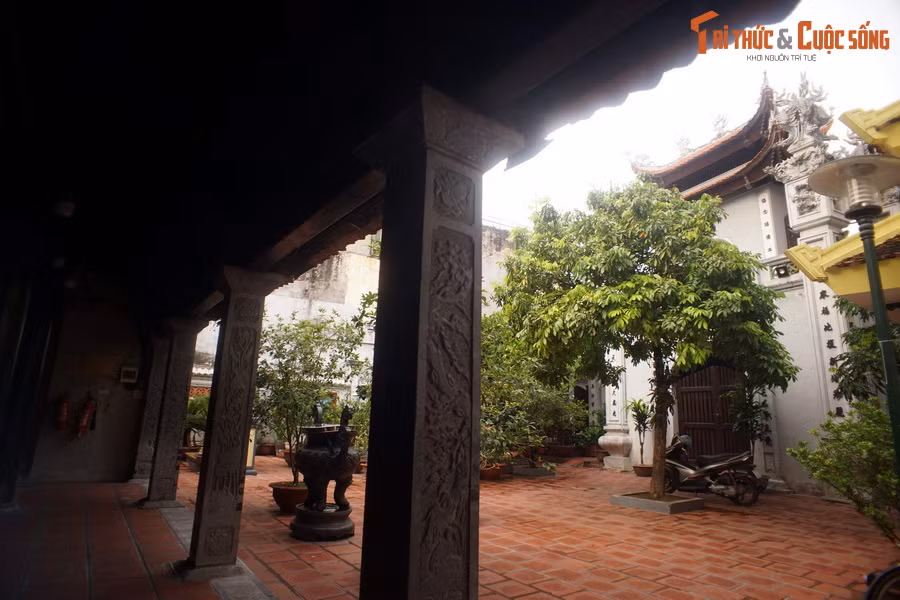 Năm 1258, khi quân Nguyên Mông xâm lược Đại Việt lần thứ nhất, Trần Thủ Độ đã 64 tuổi nhưng vẫn cầm quân đánh giặc cùng lời nói lưu danh thiên cổ “Đầu thần chưa rơi xuống đất, xin bệ hạ đừng lo!”. Sau đó, chỉ trong 10 ngày quân dân nhà Trần phản công đánh tan giặc Mông Cổ.