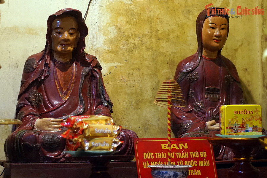 Hai pho tượng được tạo hình với tư thế tọa thiền trong trang phục giản dị. Nét mặt tượng Trần Thủ Độ trầm tư, đôi mắt khép hờ, như đang đắm mình trong cõi an định. Tượng Trần Thị Dung toát lên vẻ hiền từ, phúc hậu.