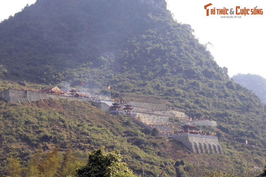 Từ thác Bản Giốc, du khách cũng có thể tham quan chùa Phật Tích Trúc Lâm Bản Giốc, tọa lạc ở lưng chừng núi Phia Nhằm, cách thác khoảng 500 mét. Ảnh: Đức Thuận.