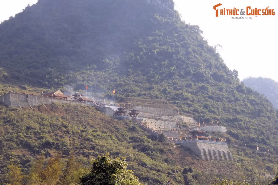 Từ thác Bản Giốc, du khách cũng có thể tham quan chùa Phật Tích Trúc Lâm Bản Giốc, tọa lạc ở lưng chừng núi Phia Nhằm, cách thác khoảng 500 mét. Ảnh: Đức Thuận.