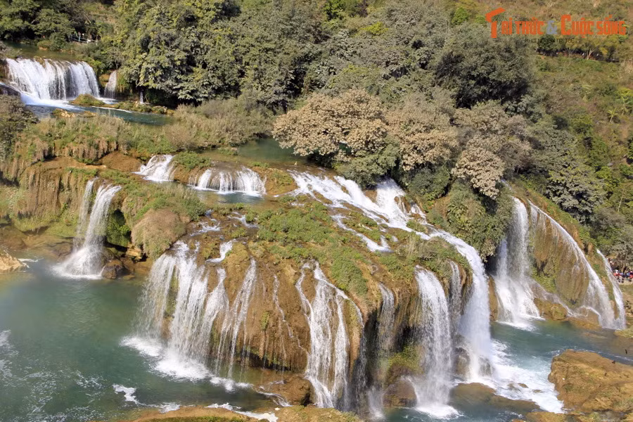 Theo đánh giá của các trang web du lịch, thác Bản Giốc là một trong những thác nước kỳ vĩ, đáng ghé thăm nhất trên thế giới, là một địa điểm mà những người mê khám phá thiên nhiên nên ghé thăm ít nhất một lần trong đời. Ảnh: Đức Thuận.