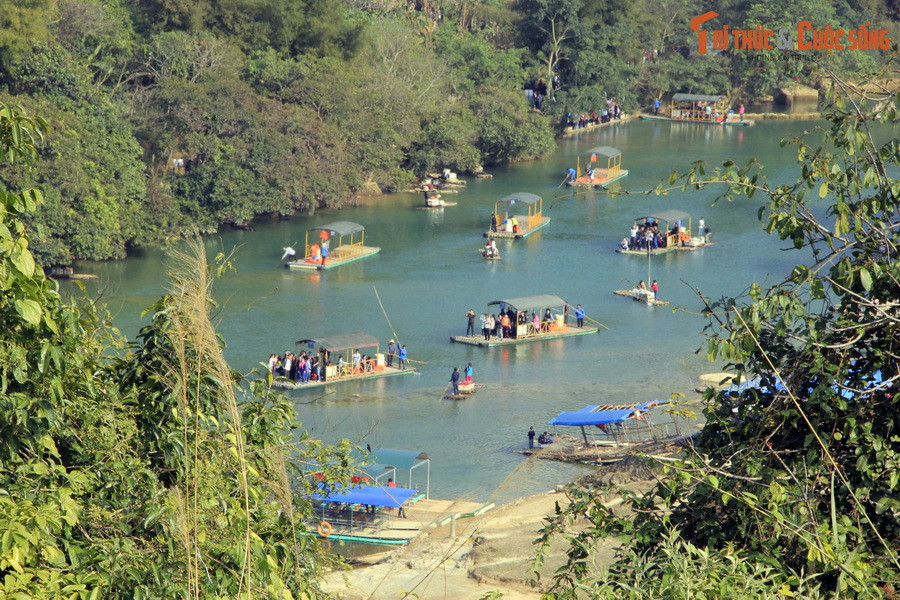 Các tour du thuyền sẽ đưa khách từ Việt Nam sang tham quan dòng thác bên phía lãnh thổ Trung Quốc (phía Trung Quốc gọi là thác Đức Thiên), kết hợp với hoạt động mua sắm, khám phá văn hóa ẩm thực ở nước bạn. Ảnh: Đức Thuận.