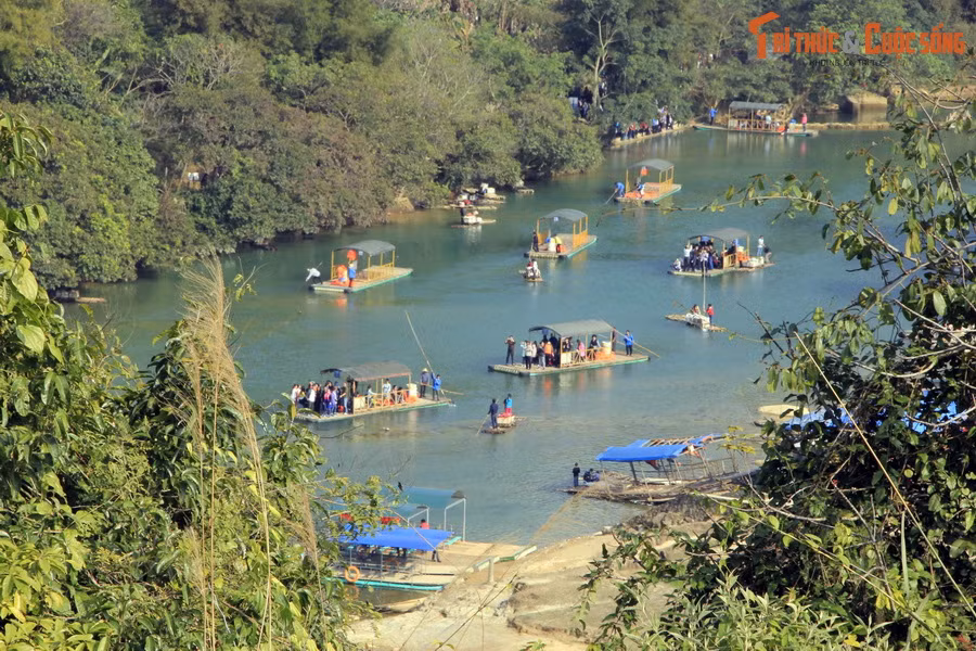 Các tour du thuyền sẽ đưa khách từ Việt Nam sang tham quan dòng thác bên phía lãnh thổ Trung Quốc (phía Trung Quốc gọi là thác Đức Thiên), kết hợp với hoạt động mua sắm, khám phá văn hóa ẩm thực ở nước bạn. Ảnh: Đức Thuận.
