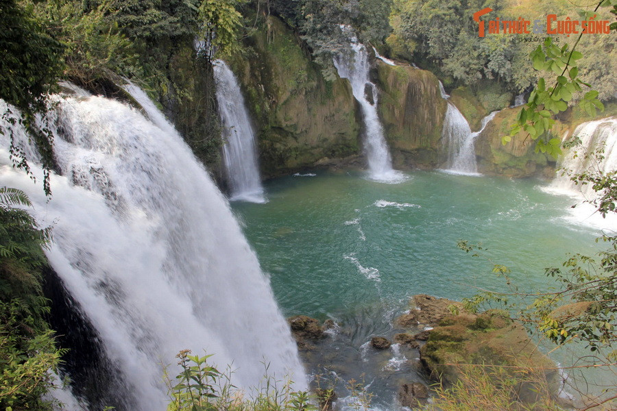 Trước sự hùng vĩ của dòng thác, sự hiện diện của con người trở nên vô cùng bé nhỏ. Đắm mình vào khung cảnh ở nơi đây, du khách sẽ ngỡ như mình đang lạc vào một chốn địa đàng trần thế. Ảnh: Đức Thuận.