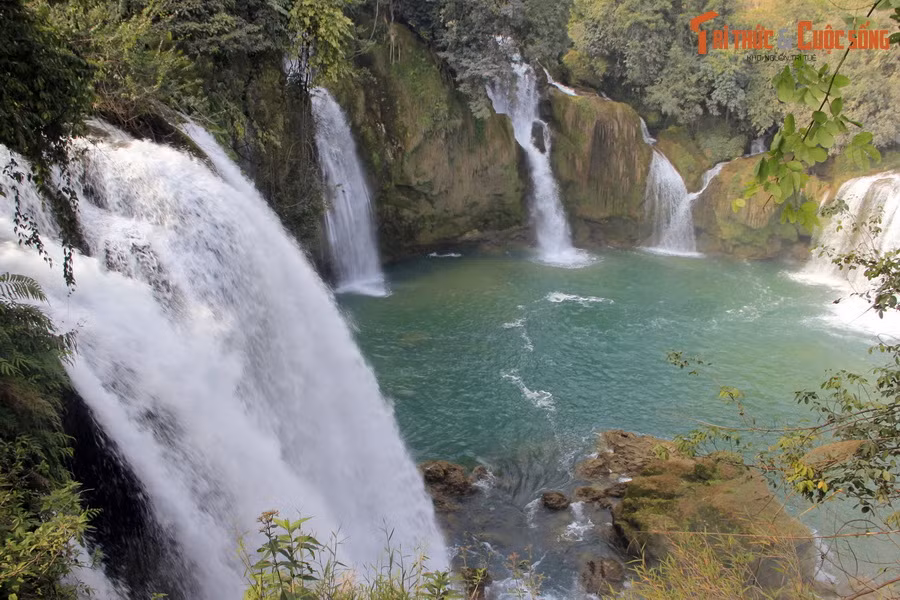 Trước sự hùng vĩ của dòng thác, sự hiện diện của con người trở nên vô cùng bé nhỏ. Đắm mình vào khung cảnh ở nơi đây, du khách sẽ ngỡ như mình đang lạc vào một chốn địa đàng trần thế. Ảnh: Đức Thuận.