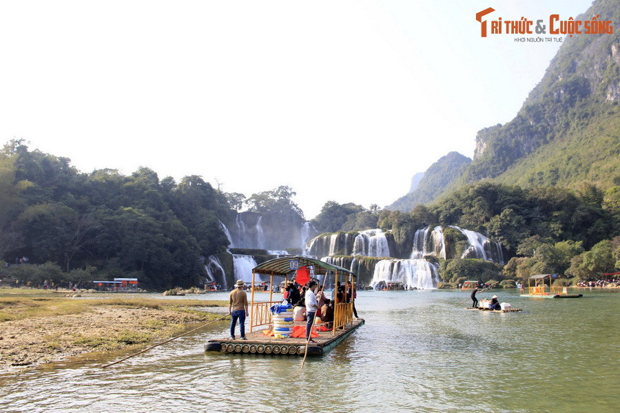 Một trải nghiệm lý thú mà du khách không nên bỏ lỡ là thưởng ngoạn dòng thác bằng du thuyền trên sông Quây Sơn. Ảnh: Đức Thuận.