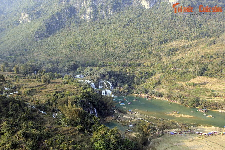 Từ sân chùa, du khách sẽ không khỏi sững sờ khi được ngắm nhìn toàn cảnh thác nước đẹp nhất trời Nam tuôn chảy giữa núi rừng hoang sơ... Ảnh: Đức Thuận.