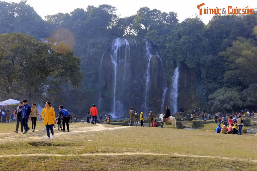 Thác gồm có hai phần, phần thác phụ ở phía Nam được gọi là thác Cao, nằm hoàn toàn trong lãnh thổ Việt Nam. Đây là thác phụ vì lượng nước và diện tích không lớn. Ảnh: Đức Thuận.