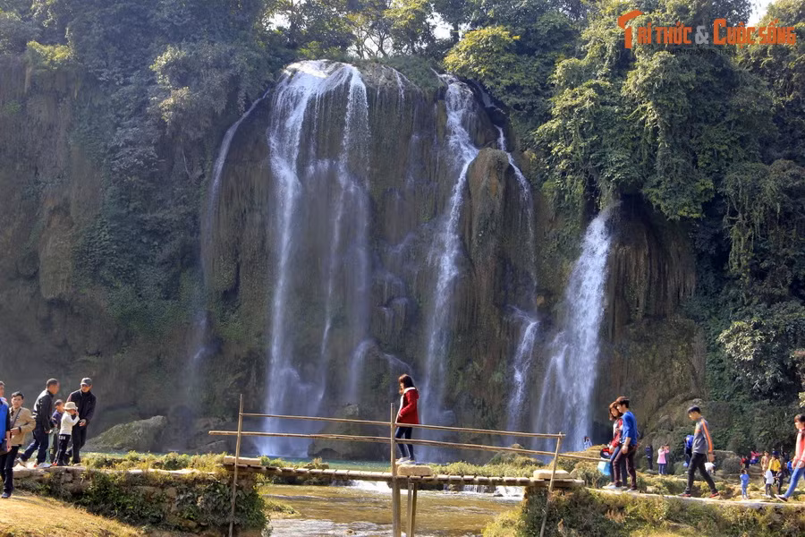 Diện mạo của thác vào từng mùa sẽ có nhiều sự khác nhau. Mùa mưa bắt đầu từ tháng 6 đến tháng 9, là thời điểm thác Bản Giốc hùng vĩ nhất với dòng nước tuôn ồ ạt. Còn mùa khô bắt đầu từ tháng 10 đến tháng 5 năm sau. Ảnh: Đức Thuận.