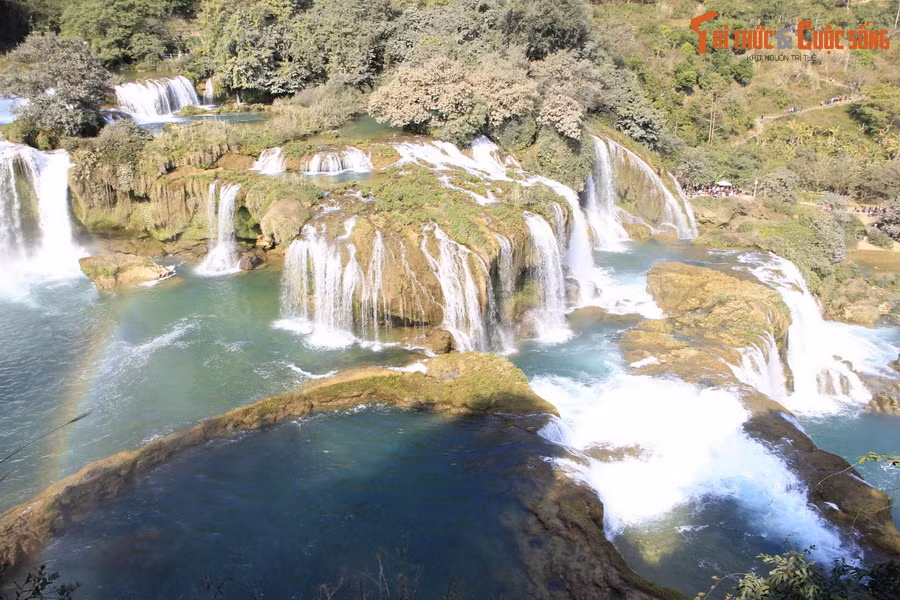 Theo thông tin từ Báo điện tử Cao Bằng, thác Bản Giốc nằm trên sông Quây Sơn, có tổng chiều rộng 208 mét, là thác nước tự nhiên lớn nhất của khu vực Đông Nam Á. Ảnh: Đức Thuận.
