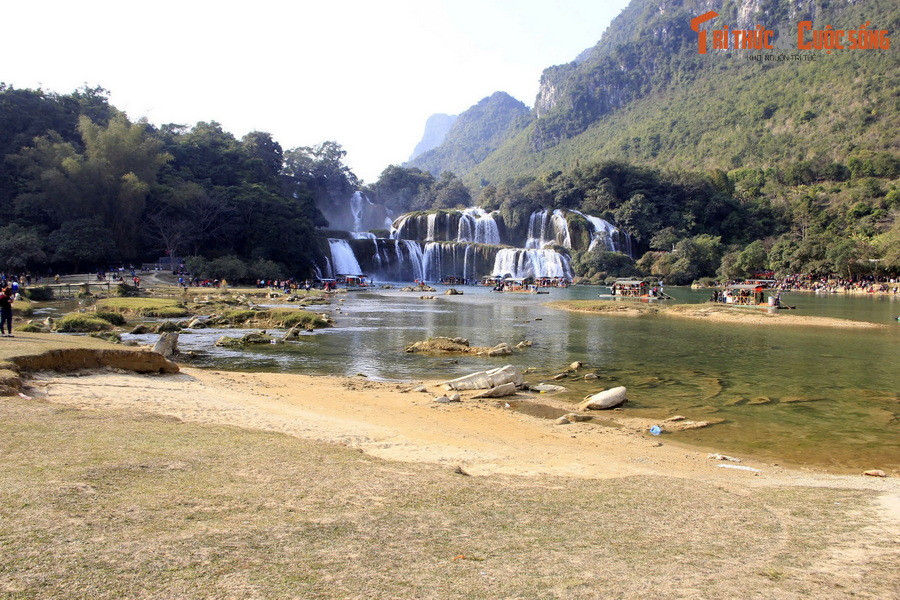 Thác Thấp là thác chính nằm ở phía Bắc trên biên giới Việt - Trung. So với thác phụ, thác này thấp hơn nhưng rộng hơn và lượng nước rất dồi dào. Ảnh: Đức Thuận.