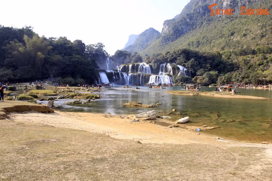 Thác Thấp là thác chính nằm ở phía Bắc trên biên giới Việt - Trung. So với thác phụ, thác này thấp hơn nhưng rộng hơn và lượng nước rất dồi dào. Ảnh: Đức Thuận.