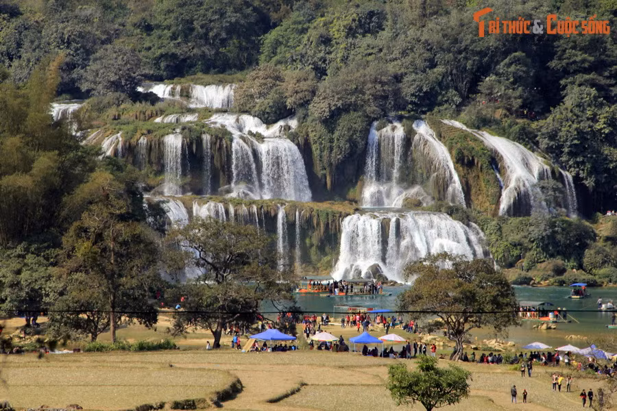 Nằm tại xã Đàm Thủy, huyện Trùng Khánh, tỉnh Cao Bằng, thác Bản Giốc được coi là một trong những thắng cảnh thiên nhiên ấn tượng nhất của Việt Nam. Ảnh: Đức Thuận.