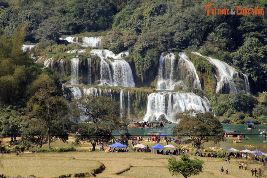 Nằm tại xã Đàm Thủy, huyện Trùng Khánh, tỉnh Cao Bằng, thác Bản Giốc được coi là một trong những thắng cảnh thiên nhiên ấn tượng nhất của Việt Nam. Ảnh: Đức Thuận.