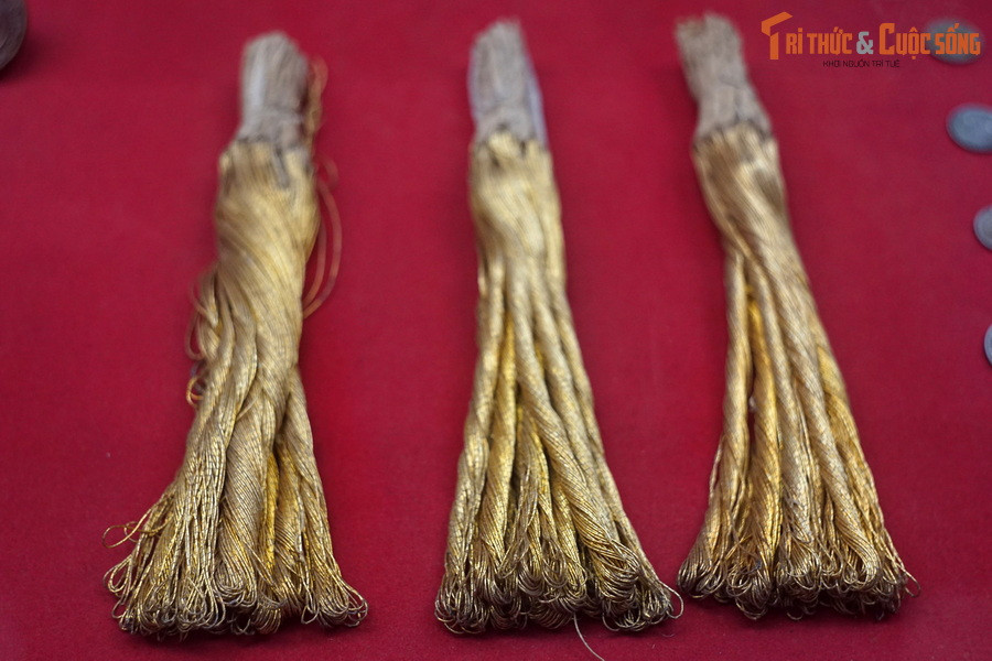 Chỉ kim tuyến, phụ nữ Hà Nội dùng thêu cờ đỏ sao vàng chuẩn bị cho ngày Tổng khởi nghĩa, năm 1945.