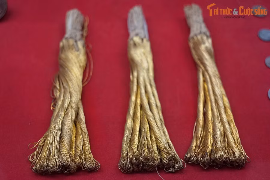 Chỉ kim tuyến, phụ nữ Hà Nội dùng thêu cờ đỏ sao vàng chuẩn bị cho ngày Tổng khởi nghĩa, năm 1945.