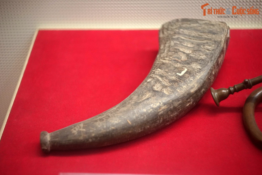 Tù và sừng trâu, anh Nguyễn Văn Khao, huyện Phục Hòa, tỉnh Cao Bằng tự chế để báo động cho nhân dân chuẩn bị đánh Nhật - Pháp ở địa phương, năm 1945.