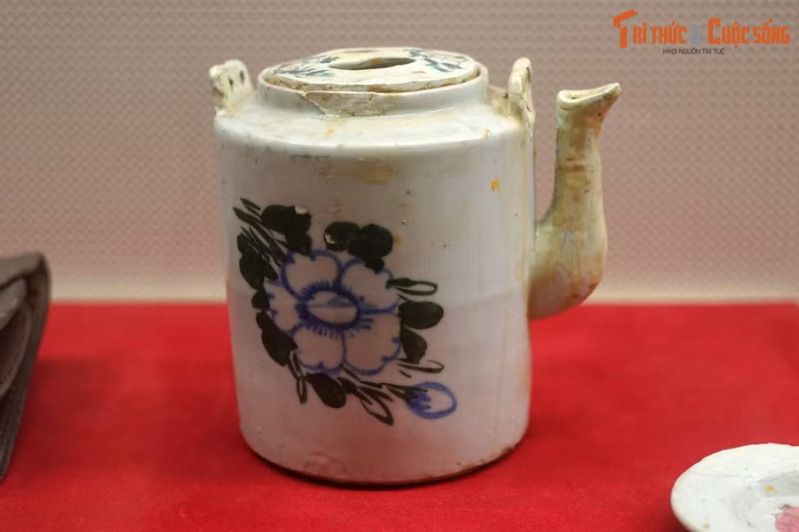 Ấm tích, ông Dương Văn Sính (dân tộc Tày) ở xã Quang Tín, huyện Bắc Sơn, tỉnh Lạng Sơn, dùng đựng muối tiếp tế cho du kích Bắc Sơn, năm 1941.