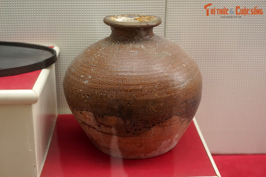 Hũ sành, ông Trần Quang Huyến, số nhà 47, phố Trần Nhân Tông, Hà Nội, dùng đựng tài liệu của Hội Việt Nam Thanh niên Cách mạng trong những năm 1928-1929.