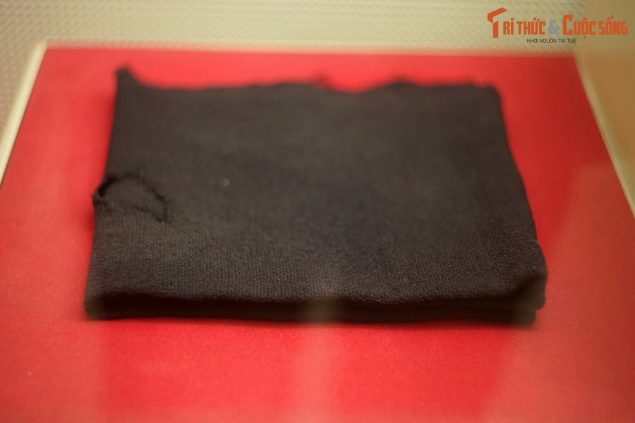 Khăn quàng cổ, lãnh tụ Hồ Chí Minh dùng khi ở Tân Trào, huyện Sơn Dương, tỉnh Tuyên Quang, năm 1945.