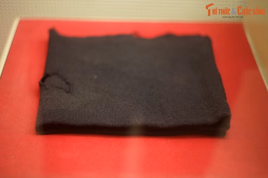 Khăn quàng cổ, lãnh tụ Hồ Chí Minh dùng khi ở Tân Trào, huyện Sơn Dương, tỉnh Tuyên Quang, năm 1945.