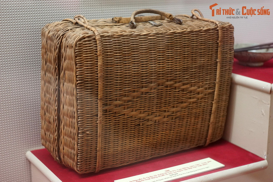 Chiếc vali, lãnh tụ Nguyễn Ái Quốc sử dụng để đựng tư trang, tài liệu tại Pác Bó, Cao Bằng, năm 1941. Thời gian này Người hoạt động chuẩn bị cho sự thành lập Mặt trận Việt Minh.