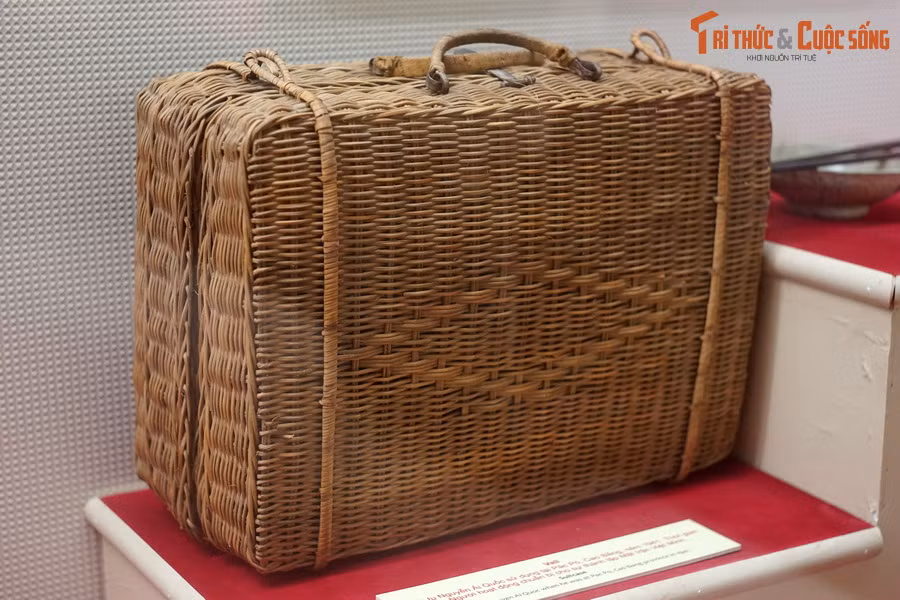 Chiếc vali, lãnh tụ Nguyễn Ái Quốc sử dụng để đựng tư trang, tài liệu tại Pác Bó, Cao Bằng, năm 1941. Thời gian này Người hoạt động chuẩn bị cho sự thành lập Mặt trận Việt Minh.