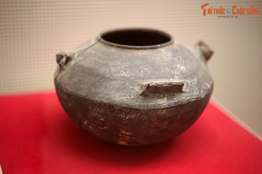 Ấm của bà Hoàng Thị Diệu dùng để sắc thuốc cho Bác Hồ khi Người bị ốm ở chiến khu Tân Trào, năm 1945.