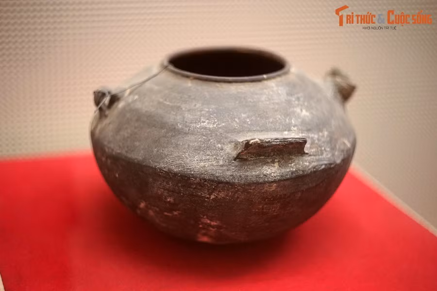 Ấm của bà Hoàng Thị Diệu dùng để sắc thuốc cho Bác Hồ khi Người bị ốm ở chiến khu Tân Trào, năm 1945.