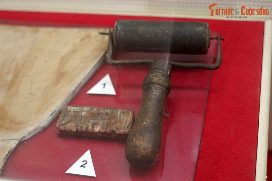 Ru-lô dùng in báo "Việt Nam Độc lập" - tờ báo đầu tiên của Mặt trận Việt Minh - ở khu rừng Pia, xã Xuân Hòa, huyện Hà Quảng, tỉnh Cao Bằng năm 1941 và con dấu dùng để đóng trên tờ báo này.