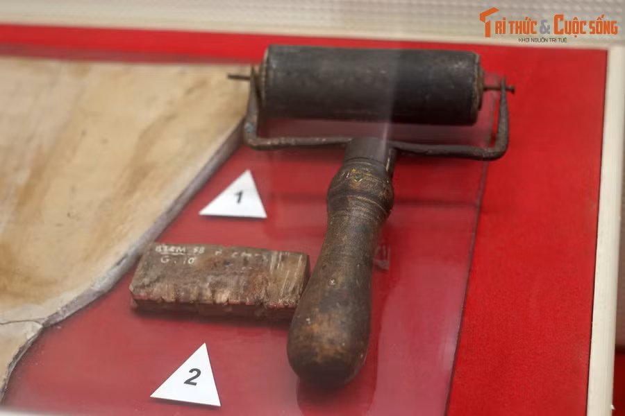 Ru-lô dùng in báo "Việt Nam Độc lập" - tờ báo đầu tiên của Mặt trận Việt Minh - ở khu rừng Pia, xã Xuân Hòa, huyện Hà Quảng, tỉnh Cao Bằng năm 1941 và con dấu dùng để đóng trên tờ báo này.