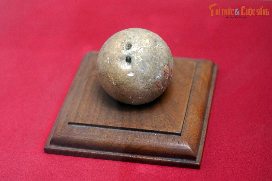 Quả cân, chiến sĩ cách mạng dùng buộc vào cờ ném lên ngọn cây để cổ động quần chúng đấu tranh phối hợp với phong trào Xô Viết Nghệ Tĩnh, tại chợ Chũ, chọ Bồ Đề, Dốc La ở xã Ngọc Lũ, huyện Bình Lục, tỉnh Hà Nam năm 1931.