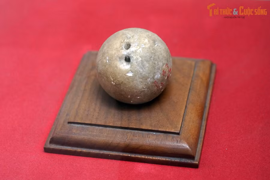 Quả cân, chiến sĩ cách mạng dùng buộc vào cờ ném lên ngọn cây để cổ động quần chúng đấu tranh phối hợp với phong trào Xô Viết Nghệ Tĩnh, tại chợ Chũ, chọ Bồ Đề, Dốc La ở xã Ngọc Lũ, huyện Bình Lục, tỉnh Hà Nam năm 1931.