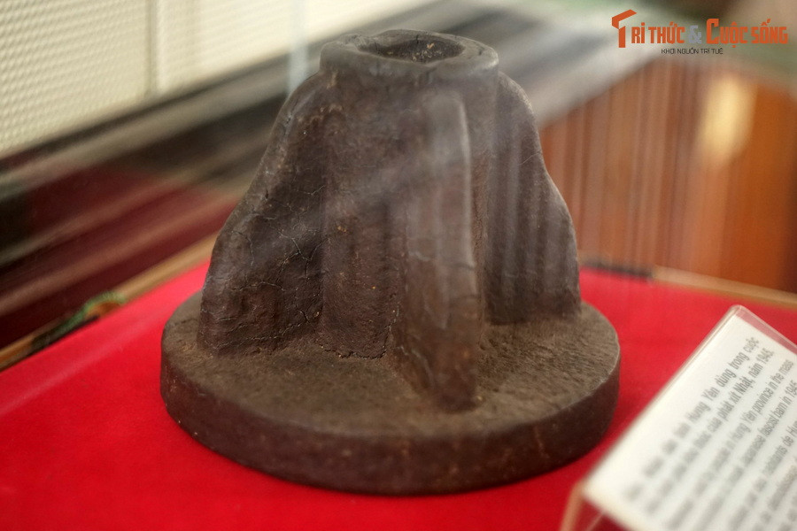 Đầu của chiếc đầm đất, nhân dân tỉnh Hưng Yên dùng trong cuộc biểu tình phá kho thóc của Phát-xít Nhật, năm 1945.