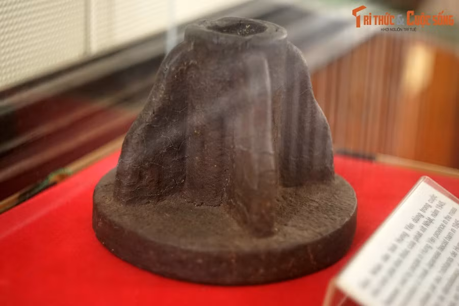 Đầu của chiếc đầm đất, nhân dân tỉnh Hưng Yên dùng trong cuộc biểu tình phá kho thóc của Phát-xít Nhật, năm 1945.