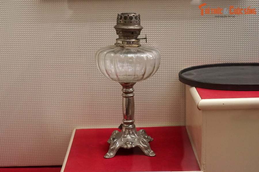 Đèn tọa đăng, Hội Việt Nam Thanh niên Cách mạng sử dụng trong cuộc họp của kỳ bộ Bắc kỳ, quyết định chủ trương "Vô sản hóa" tại nhà của đồng chí Ngô Gia Tự ở huyện Từ Sơn, tỉnh Bắc Ninh, tháng 9/1928. Hiện vật trong bài được trưng bày tại Bảo tàng lịch sử Quốc gia (Hà Nội).