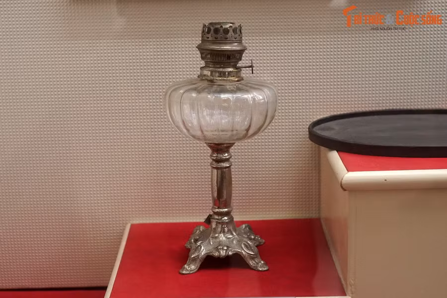 Đèn tọa đăng, Hội Việt Nam Thanh niên Cách mạng sử dụng trong cuộc họp của kỳ bộ Bắc kỳ, quyết định chủ trương "Vô sản hóa" tại nhà của đồng chí Ngô Gia Tự ở huyện Từ Sơn, tỉnh Bắc Ninh, tháng 9/1928. Hiện vật trong bài được trưng bày tại Bảo tàng lịch sử Quốc gia (Hà Nội).