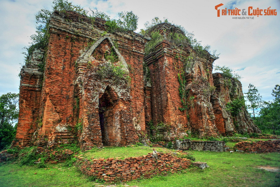Việc giải đáp thấu đáo câu hỏi này sẽ có ý nghĩa rất to lớn đối với công cuộc bảo tồn và tái thiết các di tích Chăm cổ ở Việt Nam hiện tại. Ảnh: Tháp Chiên Đàn ở Tam Kỳ, Quảng Nam.