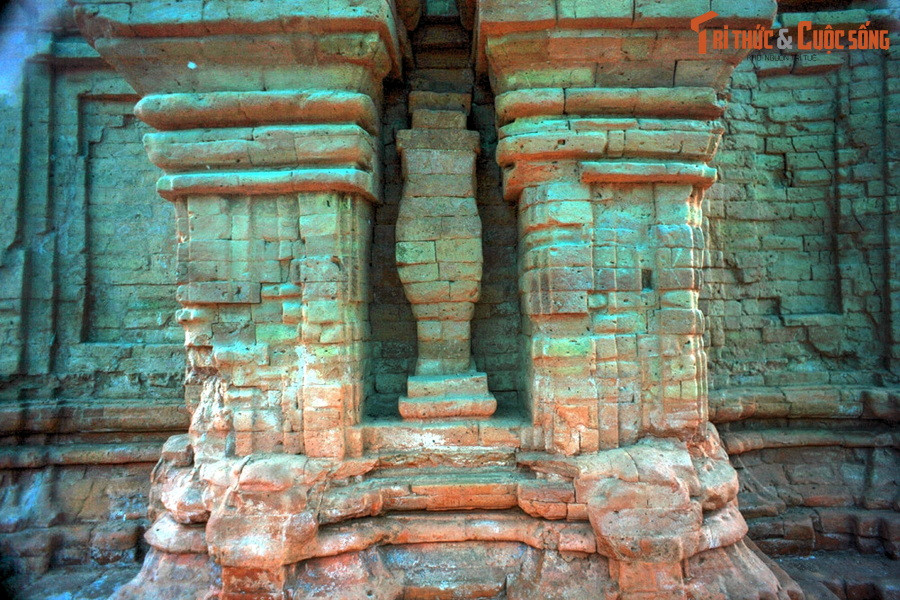 Mặt khác, độ kết dính giữa các viên gạch không chỉ do hỗn hợp kết dính mà còn do kỹ thuật mài chập. Đó là kỹ thuật mài nhẵn hai viên gạch để tạo ra hỗn vị cho gạch. Hỗn vị này là bột gạch, chất kết dính hai viên gạch lại với nhau. Ảnh: Tháp Phú Diên ở Phú Vang, Thừa Thiên Huế.