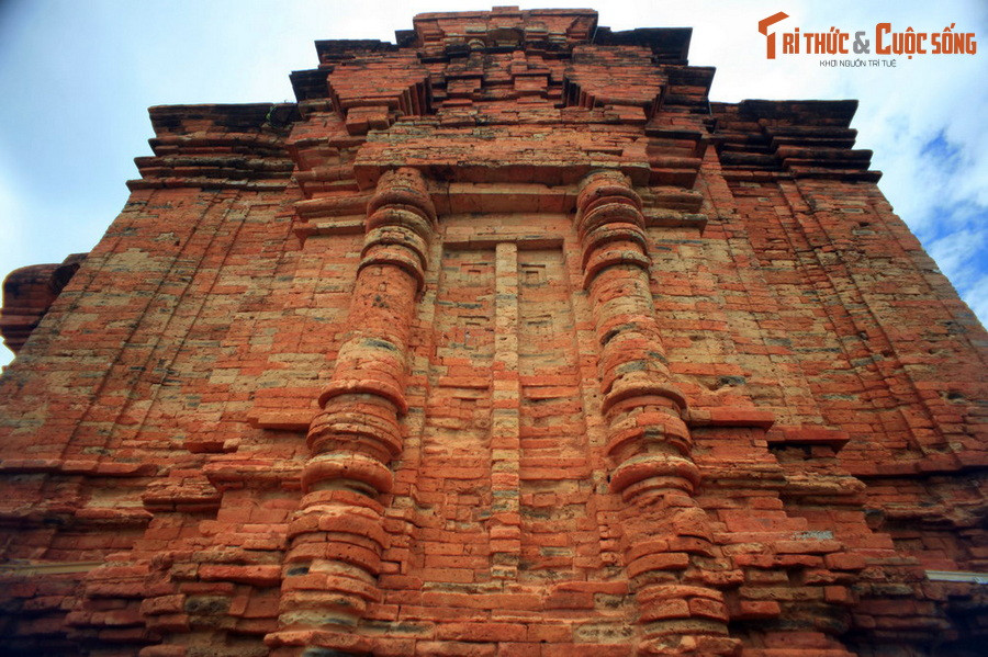 Nhiều viên gạch Chăm khi bị vỡ ra để lộ phần đất sống bên trong, chứng tỏ gạch chỉ được nung chín đều phần bên ngoài. Đặc biệt, phần đất sống bên trong những viên gạch gãy vỡ vẫn không bị rã qua thời gian. Ảnh: Tháp Po Sah Inu ở Phan Thiết, Bình Thuận.