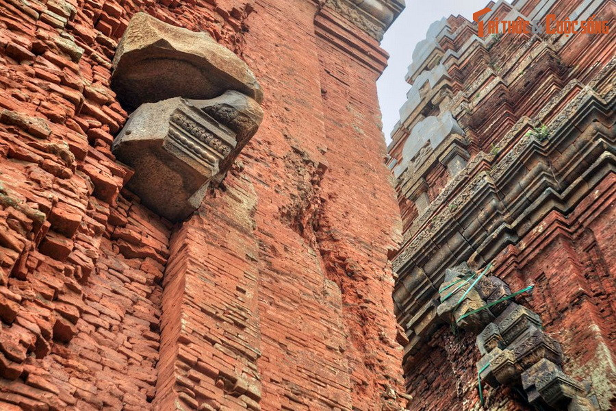 Thêm vào đó, bã thực vật trong những viên gạch Chăm cũng khá nhiều. Thành phần này khiến cho các mảnh vỡ của gạch không bị mục rã. Ảnh: Tháp Dương Long ở Tây Sơn, Bình Định.