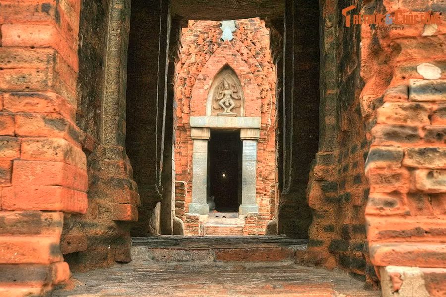 Các kết quả phân tích cho thấy rằng, sở dĩ tháp Chăm nhanh khô ráo là do trong quá trình sản xuất gạch, ngoài thành phần chính là đất sét ruộng còn có thêm vỏ trấu, một ít vôi nung từ vỏ sò, vỏ ốc. Ảnh: Tháp Po Klong Garai ở Phan Rang - Tháp Chàm, Ninh Thuận.